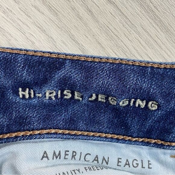 American Eagle | Distressed Medium Wash Hi Rise Jegging | Size 4 - Picture 7 of 10